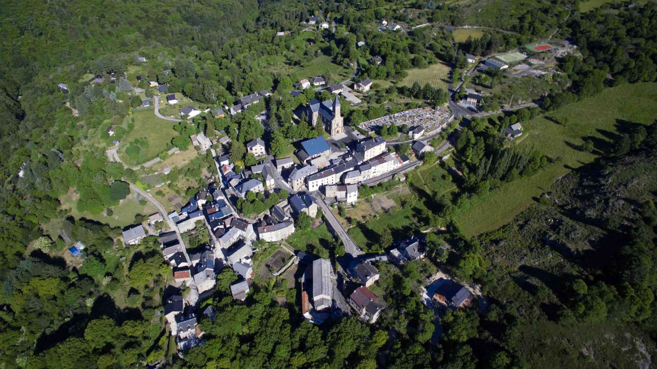 Le village de Dourbies en vue aérienne